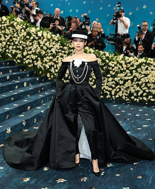 Jennie Kim at the 2025 Met Gala: A Modern Chanel Tribute 4 Jennie Kim at the 2025 Met Gala: A Modern Chanel Tribute 3