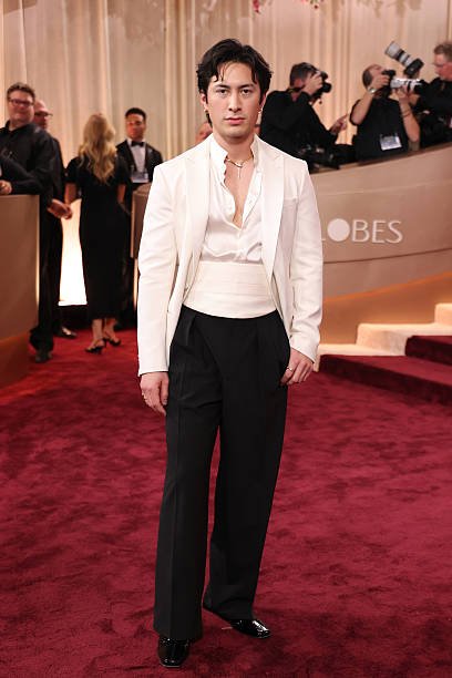 Hudson Williams Turns the Golden Globes 2026 Red Carpet Into a Fashion Moment 3
