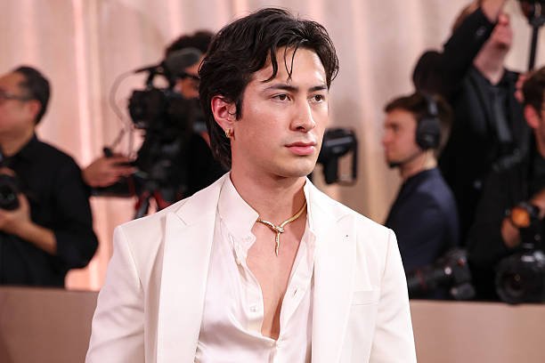 Hudson Williams Turns the Golden Globes 2026 Red Carpet Into a Fashion Moment 5