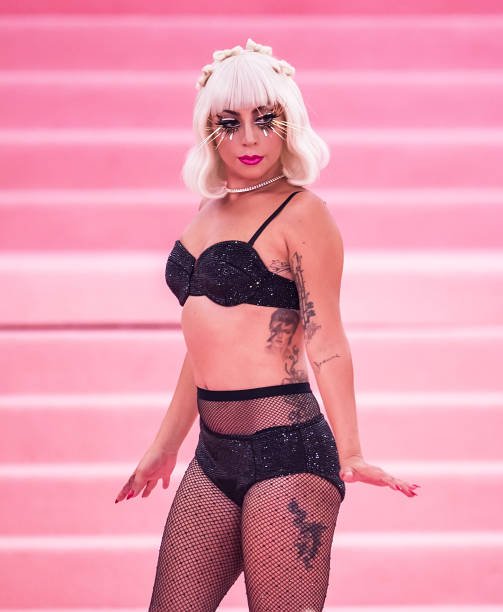 10 Showstopping Met Gala Outfits That Shaped Fashion History 21 10 Showstopping Met Gala Outfits That Shaped Fashion History 20