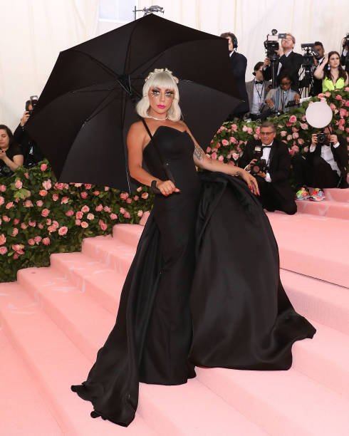 10 Showstopping Met Gala Outfits That Shaped Fashion History 17 10 Showstopping Met Gala Outfits That Shaped Fashion History 16