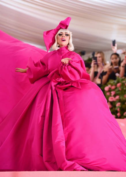 10 Showstopping Met Gala Outfits That Shaped Fashion History 15 10 Showstopping Met Gala Outfits That Shaped Fashion History 14
