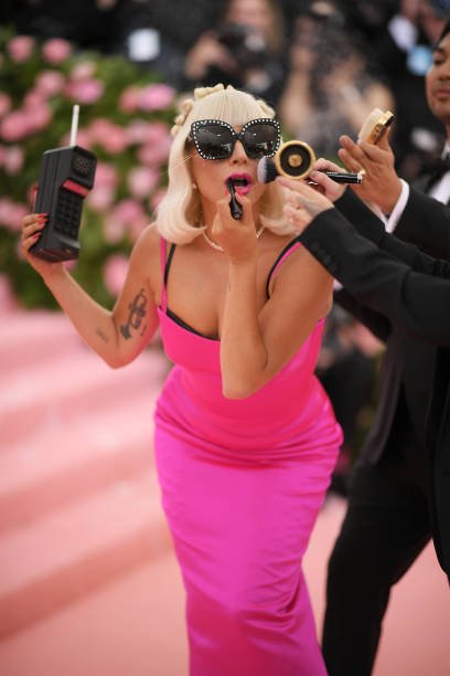 10 Showstopping Met Gala Outfits That Shaped Fashion History 19 10 Showstopping Met Gala Outfits That Shaped Fashion History 18