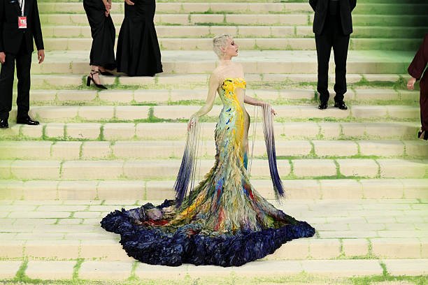 Emma Chamberlain's Artistic Mugler Gown at 2026 Met Gala 2 Emma Chamberlain's Artistic Mugler Gown at 2026 Met Gala 1