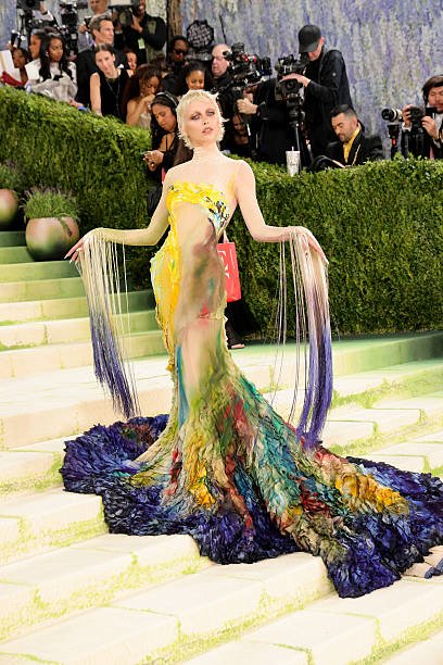Emma Chamberlain's Artistic Mugler Gown at 2026 Met Gala 6 Emma Chamberlain's Artistic Mugler Gown at 2026 Met Gala 5