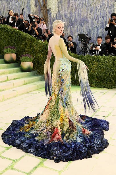 Emma Chamberlain's Artistic Mugler Gown at 2026 Met Gala 8 Emma Chamberlain's Artistic Mugler Gown at 2026 Met Gala 7