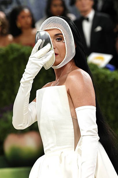 Katy Perry at the 2026 Met Gala in Stella McCartney: A Futuristic Fashion Moment That Stole the Night 4 Katy Perry at the 2026 Met Gala in Stella McCartney: A Futuristic Fashion Moment That Stole the Night 3