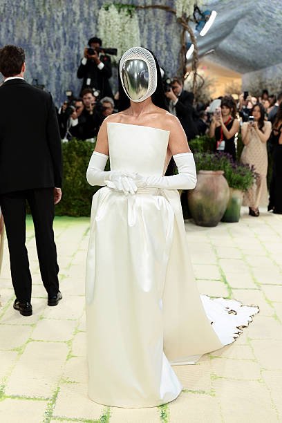 Katy Perry at the 2026 Met Gala in Stella McCartney: A Futuristic Fashion Moment That Stole the Night 9 Katy Perry at the 2026 Met Gala in Stella McCartney: A Futuristic Fashion Moment That Stole the Night 8