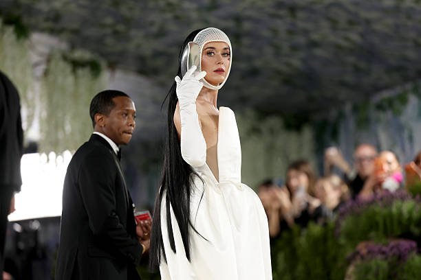 Katy Perry at the 2026 Met Gala in Stella McCartney: A Futuristic Fashion Moment That Stole the Night 6 Katy Perry at the 2026 Met Gala in Stella McCartney: A Futuristic Fashion Moment That Stole the Night 5