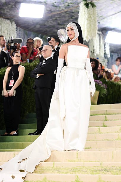 Katy Perry at the 2026 Met Gala in Stella McCartney: A Futuristic Fashion Moment That Stole the Night 11 Katy Perry at the 2026 Met Gala in Stella McCartney: A Futuristic Fashion Moment That Stole the Night 10