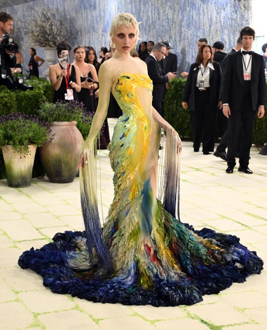 Emma Chamberlain’s Artistic Mugler Gown at 2026 Met Gala