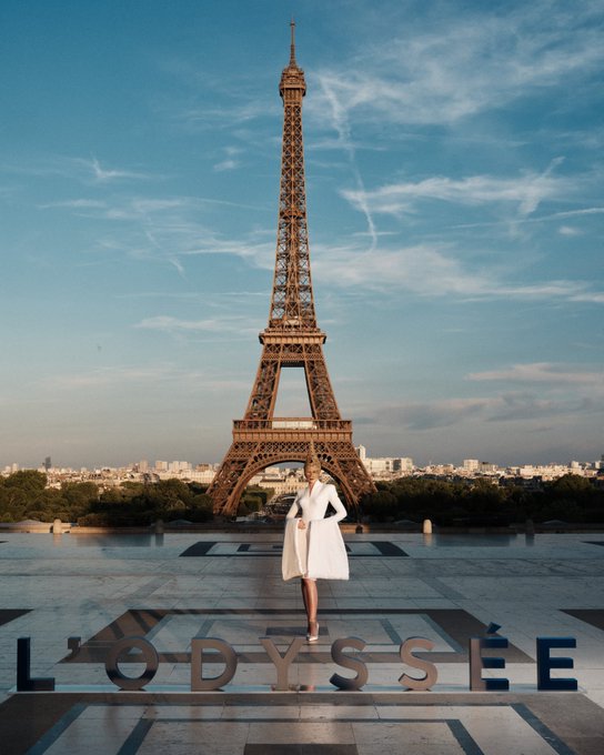 Zendaya's Iconic Vintage Givenchy Look at Paris Photocall hmqbegiwuaaahrz