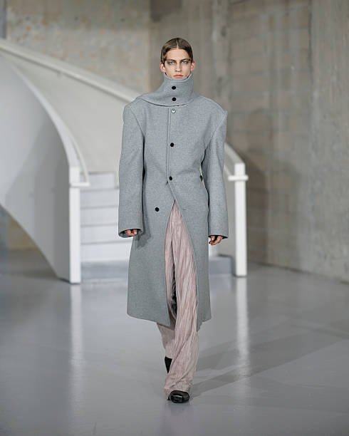 Womenswear Fall/Winter 2026: Bold Shoulders The Power Silhouette Dominating 5