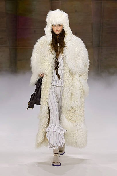 Maxi Coats: The Defining Womenswear Trend for Fall/Winter 2026 8 Maxi Coats: The Defining Womenswear Trend for Fall/Winter 2026 7