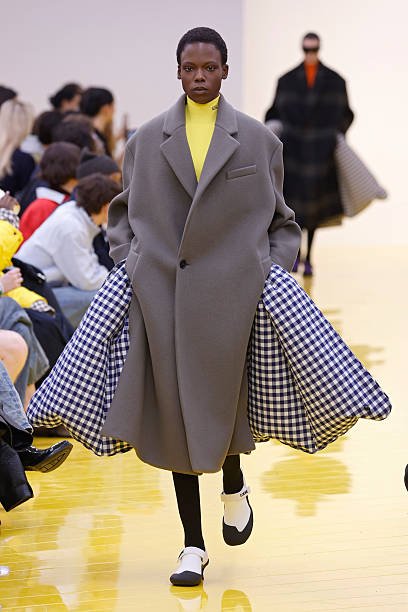 Maxi Coats: The Defining Womenswear Trend for Fall/Winter 2026 6 Maxi Coats: The Defining Womenswear Trend for Fall/Winter 2026 5