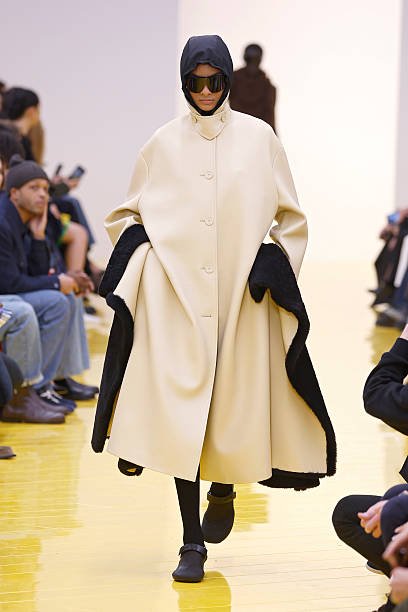 Maxi Coats: The Defining Womenswear Trend for Fall/Winter 2026 4 Maxi Coats: The Defining Womenswear Trend for Fall/Winter 2026 3
