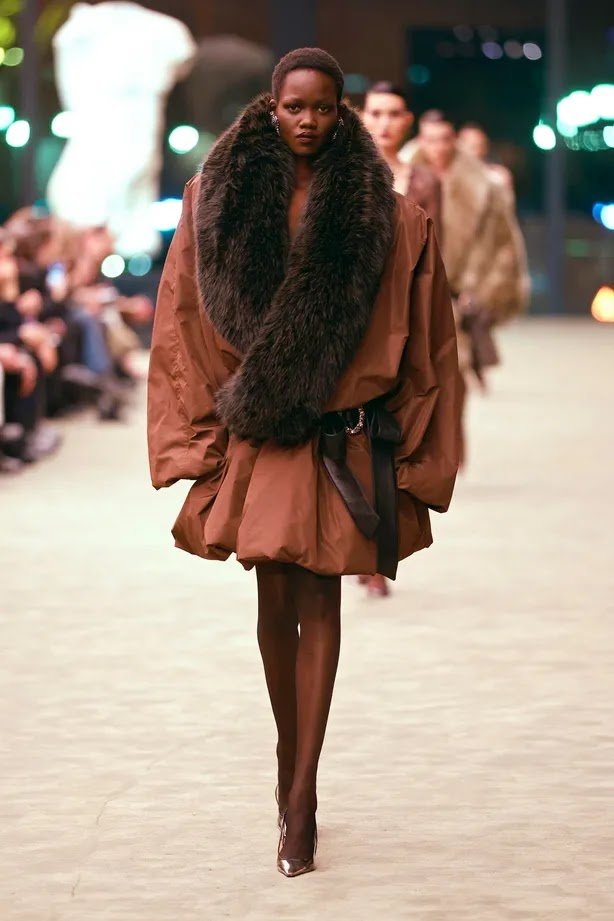 Maxi Coats: The Defining Womenswear Trend for Fall/Winter 2026 2 Maxi Coats: The Defining Womenswear Trend for Fall/Winter 2026 1