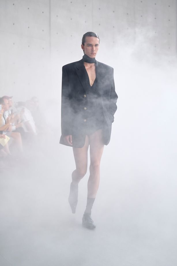Menswear Trend Spring/Summer 2027: Plunging Neckline Redefine the Modern Wardrobe 9