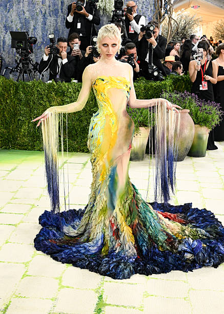 Emma Chamberlain’s Artistic Mugler Gown at 2026 Met Gala