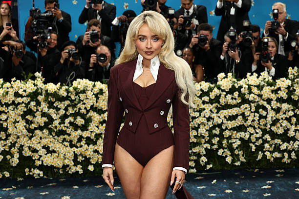Sabrina Carpenter at the 2025 Met Gala: A Bold Statement in Burgundy 4 Sabrina Carpenter at the 2025 Met Gala: A Bold Statement in Burgundy