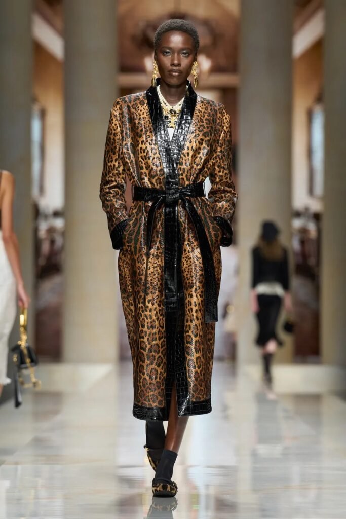 Animal prints are taking over Spring 2027 womenswear. Discover how leopard, zebra, tiger and snakeskin are being reimagined for the new season.
Excerpt: From leopard and zebra to tiger and snakeskin, animal prints are returning for Spring 2027 with bolder colors, unexpected combinations and a distinctly modern attitude.