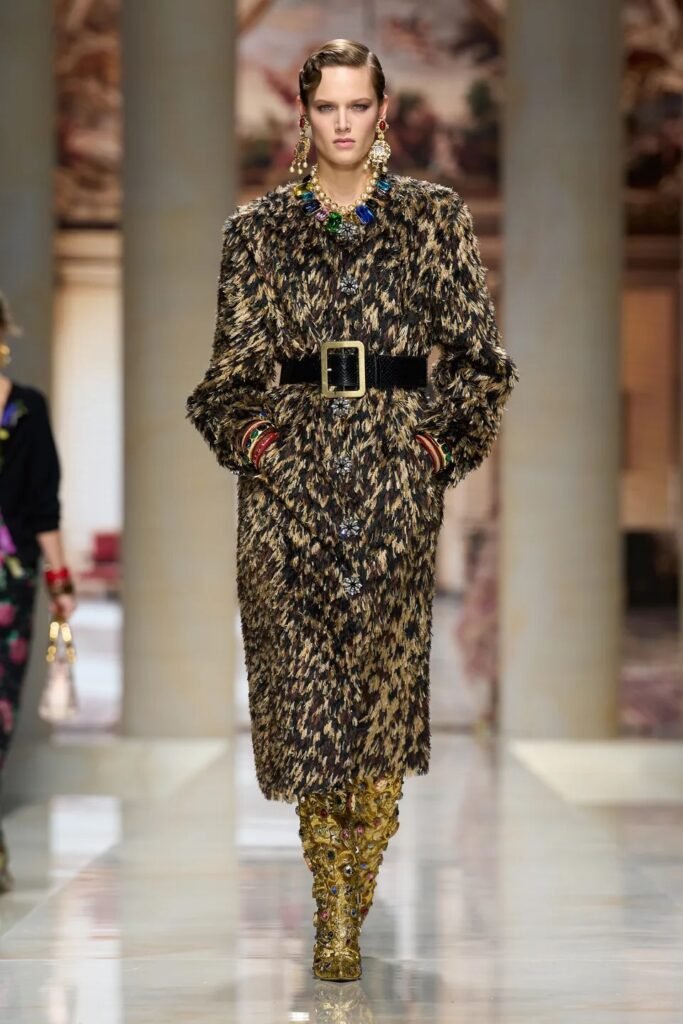 Animal prints are taking over Spring 2027 womenswear. Discover how leopard, zebra, tiger and snakeskin are being reimagined for the new season.
Excerpt: From leopard and zebra to tiger and snakeskin, animal prints are returning for Spring 2027 with bolder colors, unexpected combinations and a distinctly modern attitude.