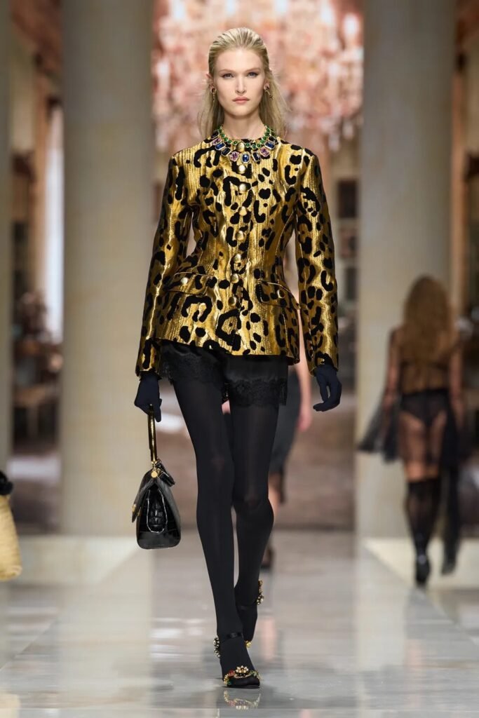 Animal prints are taking over Spring 2027 womenswear. Discover how leopard, zebra, tiger and snakeskin are being reimagined for the new season.
Excerpt: From leopard and zebra to tiger and snakeskin, animal prints are returning for Spring 2027 with bolder colors, unexpected combinations and a distinctly modern attitude.
