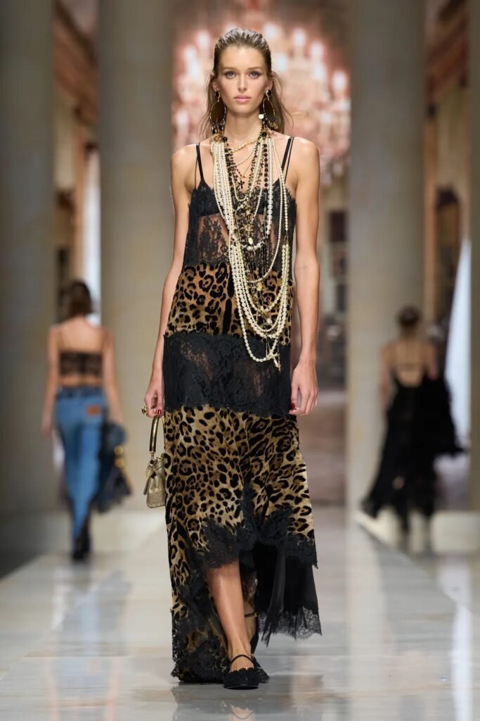 Animal prints are taking over Spring 2027 womenswear. Discover how leopard, zebra, tiger and snakeskin are being reimagined for the new season.
Excerpt: From leopard and zebra to tiger and snakeskin, animal prints are returning for Spring 2027 with bolder colors, unexpected combinations and a distinctly modern attitude.