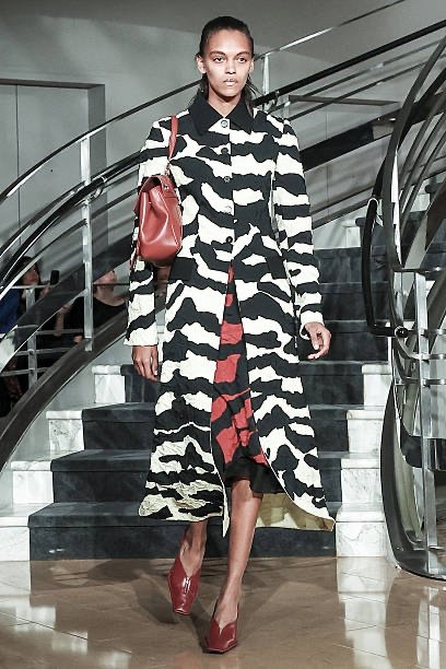 Animal prints are taking over Spring 2027 womenswear. Discover how leopard, zebra, tiger and snakeskin are being reimagined for the new season.
Excerpt: From leopard and zebra to tiger and snakeskin, animal prints are returning for Spring 2027 with bolder colors, unexpected combinations and a distinctly modern attitude.