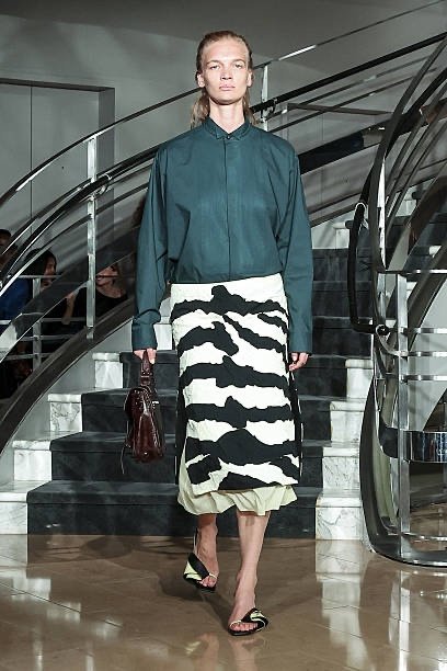 Animal prints are taking over Spring 2027 womenswear. Discover how leopard, zebra, tiger and snakeskin are being reimagined for the new season.
Excerpt: From leopard and zebra to tiger and snakeskin, animal prints are returning for Spring 2027 with bolder colors, unexpected combinations and a distinctly modern attitude.