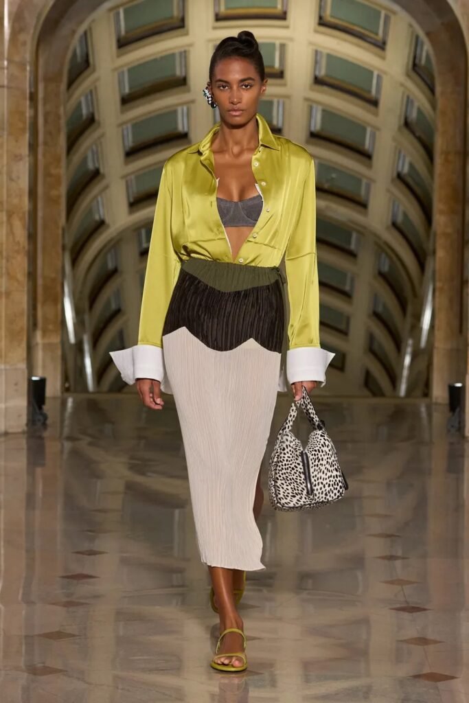 Animal prints are taking over Spring 2027 womenswear. Discover how leopard, zebra, tiger and snakeskin are being reimagined for the new season.
Excerpt: From leopard and zebra to tiger and snakeskin, animal prints are returning for Spring 2027 with bolder colors, unexpected combinations and a distinctly modern attitude.