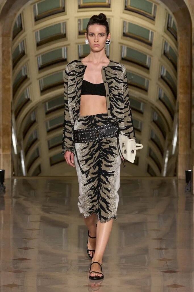 Animal prints are taking over Spring 2027 womenswear. Discover how leopard, zebra, tiger and snakeskin are being reimagined for the new season.
Excerpt: From leopard and zebra to tiger and snakeskin, animal prints are returning for Spring 2027 with bolder colors, unexpected combinations and a distinctly modern attitude.