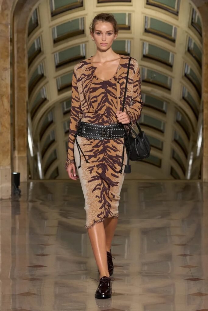 Animal prints are taking over Spring 2027 womenswear. Discover how leopard, zebra, tiger and snakeskin are being reimagined for the new season.
Excerpt: From leopard and zebra to tiger and snakeskin, animal prints are returning for Spring 2027 with bolder colors, unexpected combinations and a distinctly modern attitude.