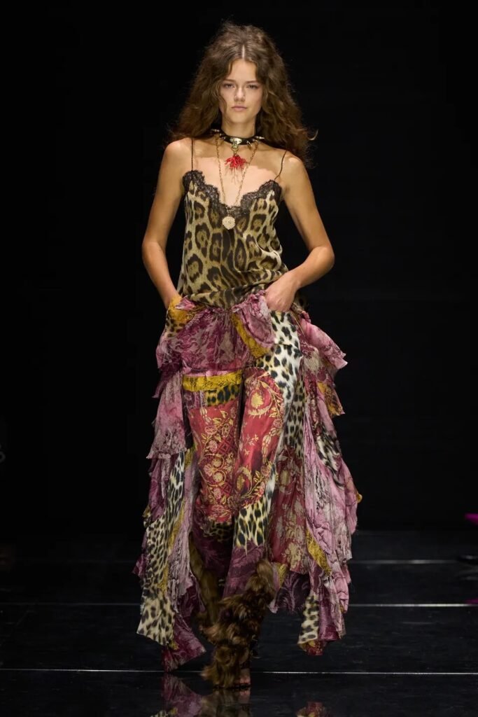 Animal prints are taking over Spring 2027 womenswear. Discover how leopard, zebra, tiger and snakeskin are being reimagined for the new season.
Excerpt: From leopard and zebra to tiger and snakeskin, animal prints are returning for Spring 2027 with bolder colors, unexpected combinations and a distinctly modern attitude.