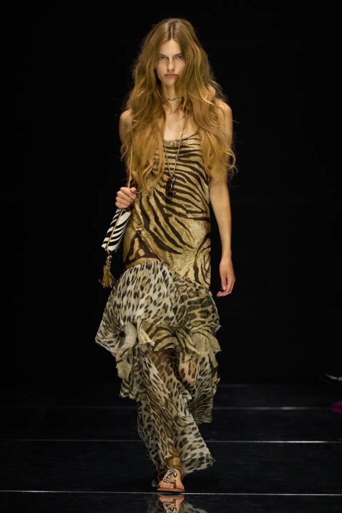 Animal prints are taking over Spring 2027 womenswear. Discover how leopard, zebra, tiger and snakeskin are being reimagined for the new season.
Excerpt: From leopard and zebra to tiger and snakeskin, animal prints are returning for Spring 2027 with bolder colors, unexpected combinations and a distinctly modern attitude.