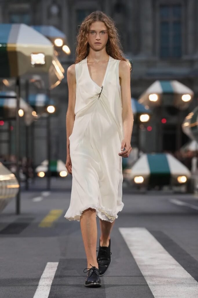 Louis Vuitton 2 Discover Louis Vuitton Spring 2027 Ready-to-Wear, where heritage meets modern luxury through refined tailoring, textures, accessories, and new silhouettes.